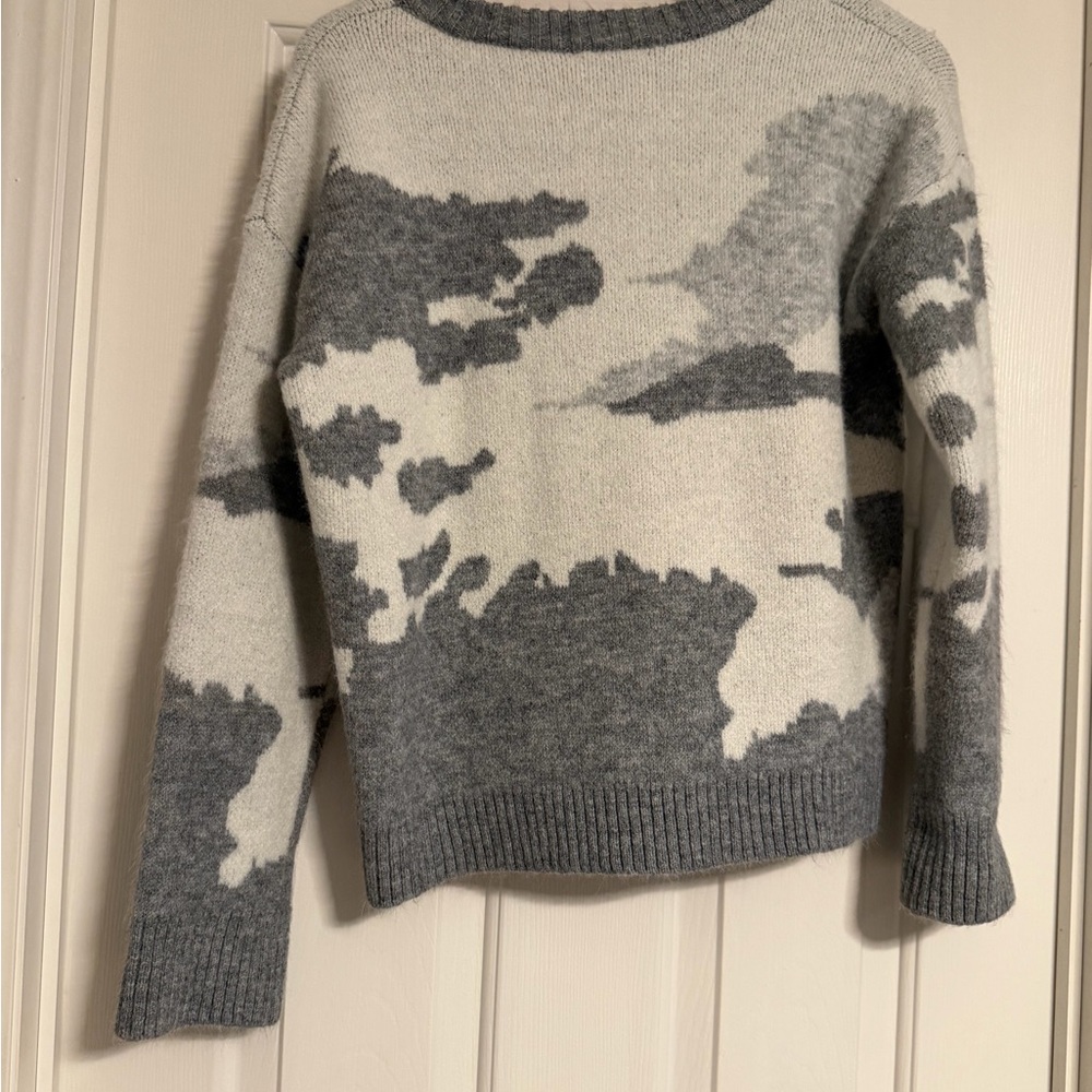 Women's Gray & Cream Cloud-Print Crewneck Sweater